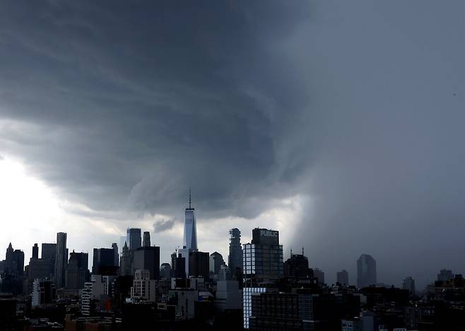2025년 6월19일(현지시각) 미국 뉴욕시에서 9·11 사태 이후 새로 지어진 원 월드 트레이드 센터와 맨해튼 스카이라인 주변으로 구름이 몰려들고 있다. 사진 UPI 연합뉴스