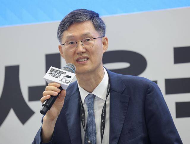 문형배 전 헌법재판소장 권한대행이 22일 서울 강남구 코엑스에서 '어른 김장하의 씨앗'이라는 제목으로 열린 서울국제도서전 북토크에 참석해 발언하고 있다. 연합뉴스