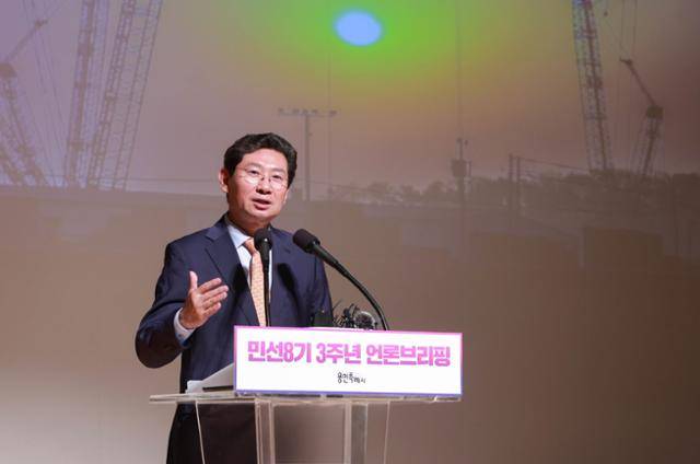 이상일 용인특례시장은 23일 시청 에이스홀에서 민선8기 취임 3주년 언론 브리핑을 하고 있다. 용인시 제공