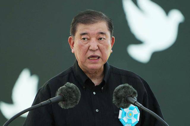 이시바 시게루 일본 총리가 23일 오키나와현 이토만시 평화기념공원에서 열린 오키나와 전쟁 전몰자 추도식에서 연설하고 있다. 이토만=지지·AFP 연합뉴스