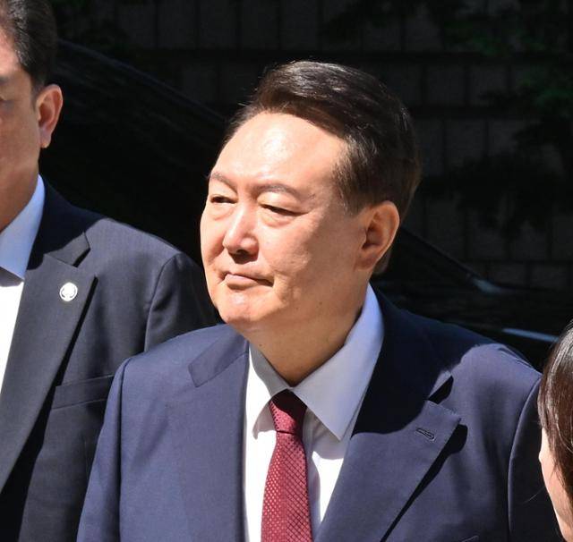 윤석열 전 대통령이 23일 서울 서초구 서울중앙지법에서 열린 내란 우두머리 혐의 및 직권남용 권리행사 방해 혐의 사건 8차 공판에 출석하고 있다. 연합뉴스