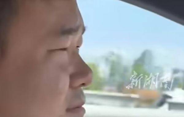 눈이 너무 작아 눈을 떴음에도 ‘피로 모니터링’ 시스템에서 “운전에 집중하세요”라는 경고음을 반복적으로 들은 중국 남성 리씨./사진=시나닷컴