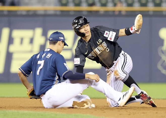 17일 오후 잠실야구장에서 열린 2025 프로야구 NC와 LG 경기. LG 박해민이 7회 신민재의 삼진때 2루 도루하고 있다. 잠실=정시종 기자 capa@edaily.co.kr /2025.06.17.