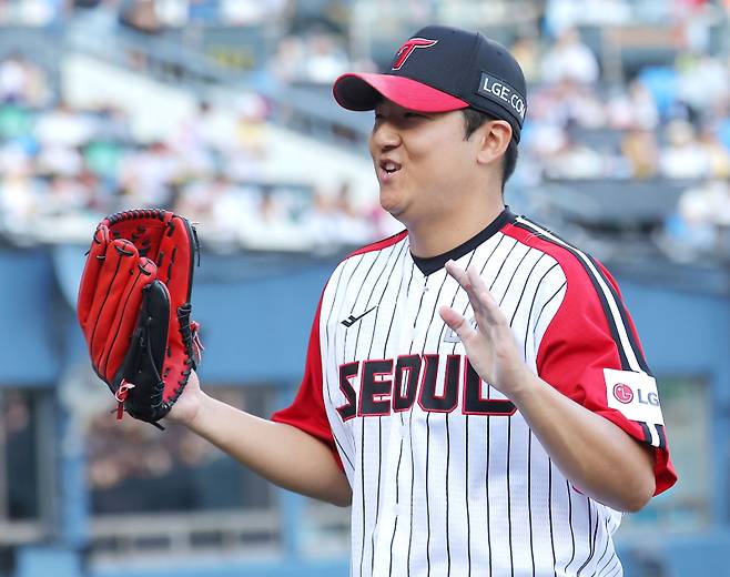 <yonhap photo-3971=""> 미소 짓는 송승기 (서울=연합뉴스) 류영석 기자 = 22일 잠실야구장에서 열린 프로야구 2025 KBO리그 두산 베어스와 LG 트윈스의 경기. 5회초를 마친 LG 선발 투수 송승기가 미소를 지으며 더그아웃으로 향하고 있다. 2025.6.22 ondol@yna.co.kr/2025-06-22 18:50:07/ <저작권자 ⓒ 1980-2025 ㈜연합뉴스. 무단 전재 재배포 금지, AI 학습 및 활용 금지></yonhap>