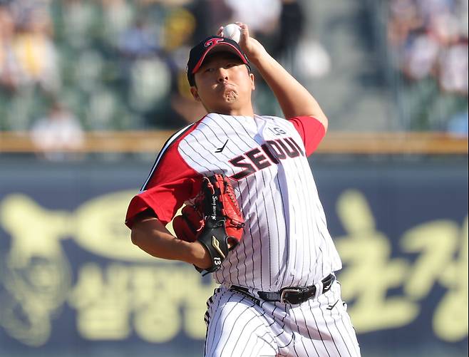 <yonhap photo-3810=""> 역투하는 LG 선발 송승기 (서울=연합뉴스) 류영석 기자 = 22일 잠실야구장에서 열린 프로야구 2025 KBO리그 두산 베어스와 LG 트윈스의 경기. 1회초 LG 선발 투수 송승기가 역투하고 있다. 2025.6.22 ondol@yna.co.kr/2025-06-22 17:17:33/ <저작권자 ⓒ 1980-2025 ㈜연합뉴스. 무단 전재 재배포 금지, AI 학습 및 활용 금지></yonhap>