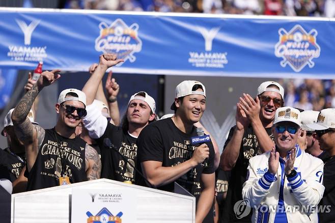 LA 다저스는 최근 미국 매체가 빅리거를 대상으로 한 투표에서 선호도 1위에 뽑혔다. 재활 치료, 분석 시스템, 음식, 숙소 등 모든 면에서 최고였다. 총액 못지 않게 돈을 쓰는 방향이 중요하다. 사진은 지난해 월드시리즈 우승 축하 행사 모습. [AP=연합뉴스]