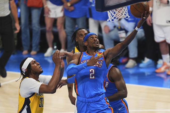 <yonhap photo-4069=""> Oklahoma City Thunder guard Shai Gilgeous-Alexander (2) shoots against Indiana Pacers center Myles Turner (33) during the first half of Game 7 of the NBA Finals basketball series Sunday, June 22, 2025, in Oklahoma City. (AP Photo/Kyle Phillips)/2025-06-23 10:18:50/ <저작권자 ⓒ 1980-2025 ㈜연합뉴스. 무단 전재 재배포 금지, AI 학습 및 활용 금지></yonhap>