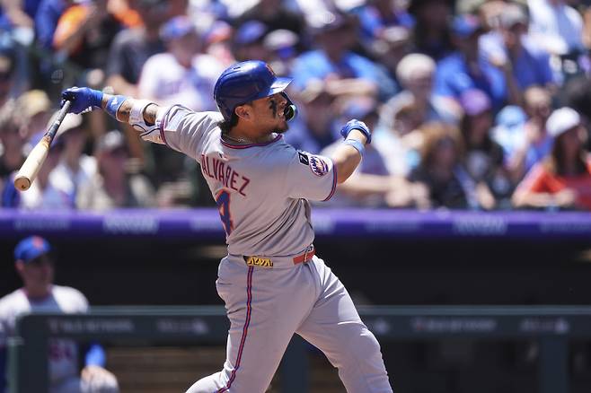 <yonhap photo-2342=""> New York Mets' Francisco Alvarez follows the flight of his RBI single off Colorado Rockies starting pitcher Chase Dollander in the second inning of a baseball game, Sunday, June 8, 2025, in Denver. (AP Photo/David Zalubowski)/2025-06-09 06:29:46/ <저작권자 ⓒ 1980-2025 ㈜연합뉴스. 무단 전재 재배포 금지, AI 학습 및 활용 금지></yonhap>