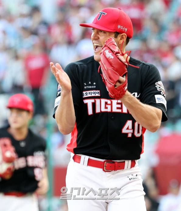 22일 오후 인천 SSG 랜더스필드에서 열린 2025 프로야구 KIA 와 SSG경기. KIA 선발 네일이 5회 SSG 박성한을 병살 아웃시켜 이닝을 종료하며 환호하고있다. 인천=정시종 기자 /2025.06.22.