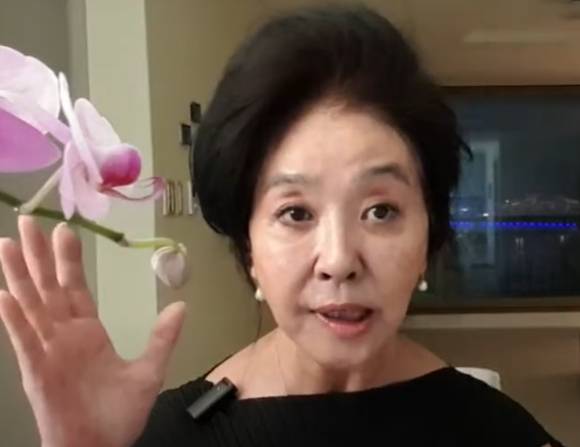 배우 김부선이 이재명 대통령에게 자신을 여성가족부 장관으로 임명해달라고 요구했다. [사진=유튜브 @김부선TV]