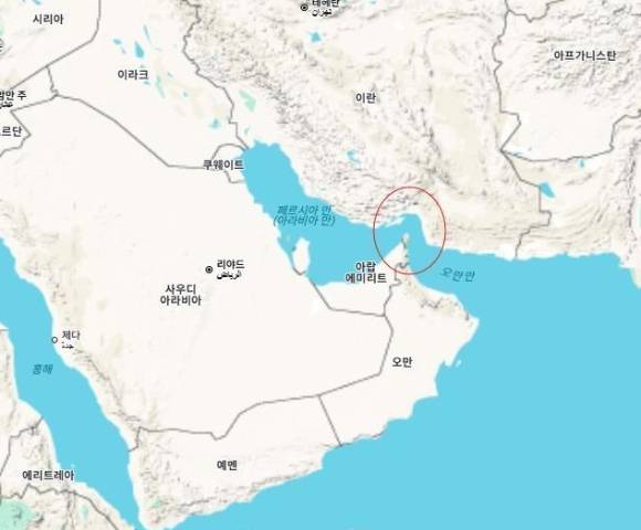 이란 의회는 미국의 폭격 직후 보복 조치로 호르무즈 해협 봉쇄를 의결했다. 빨간 원 안에 있는 곳이 '호르무즈 해협'. [사진=구글맵]