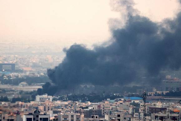 지난 16일(현지시간) 이란의 테헤란 남서부에서 발생한 폭발로 인한 연기가 치솟고 있다. [사진=AFP/연합뉴스]