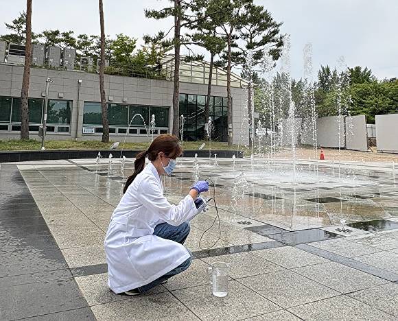 대구시보건환경연구원 관계자가 물놀이형 수경시설에 대해 수질 검사하고 있다 [사진=대구시]