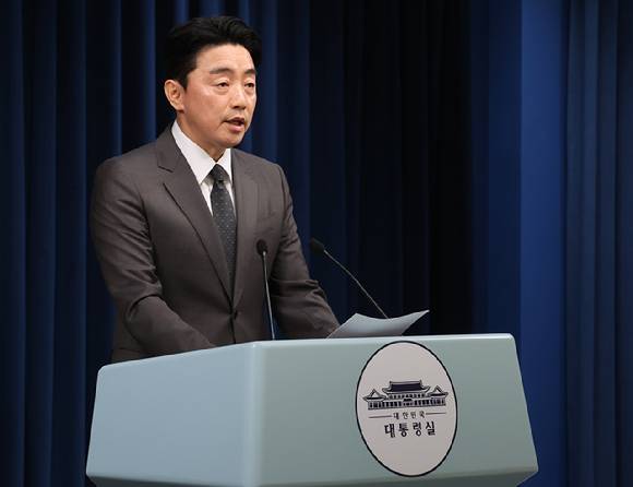 강훈식 대통령 비서실장이 23일 용산 대통령실에서 과학기술정보통신부 등 11개 부처 장관 후보자 지명 관련 브리핑을 하고 있다. [사진=연합뉴스]