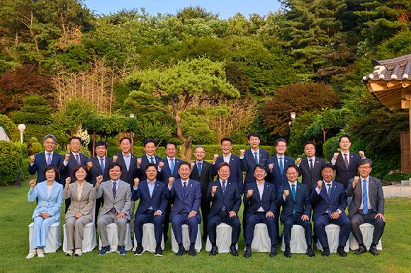 이재명 대통령이 23일 한남동 관저에서 더불어민주당 원내지도부와 만찬에 앞서 기념촬영을 하고 있다. 2025.6.23 [사진=연합뉴스]