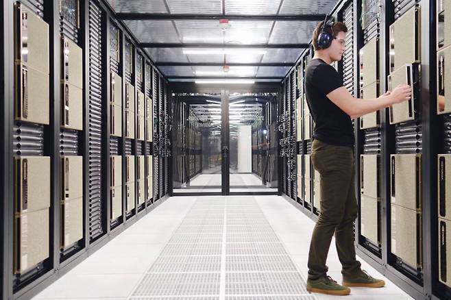 엔비디아가 구축한 데이터센터. 그래픽 카드는 오늘날 AI 모델 구축을 위해 가장 필요한 자원이다 / 출처=엔비디아