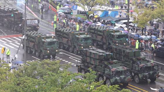 2023년 9월 26일 건군 75주년 국군의 날 기념 시가행진에서 미사일 방어 체계가 이동하고 있다. 연합