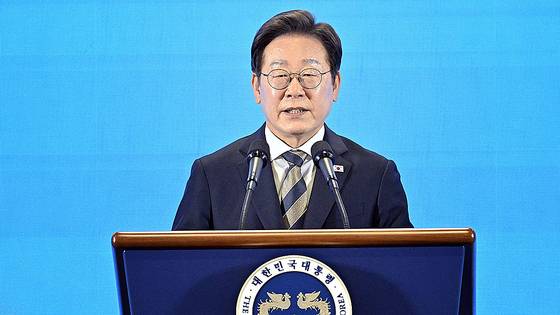 이재명 대통령이 &#39;대한민국 AI 고속도로, 울산 AI데이터센터 출범식&#39;에서 격려사를 하고 있다.&lt;span class=&quot;footnote-wrapper&quot;&gt;[5]&lt;/span&gt;