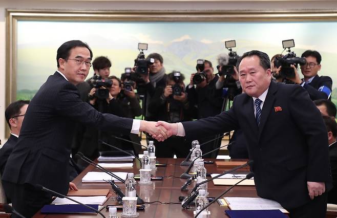 2018년 12월 조명균 통일부 장관과 리선권 조국평화통일위원회 위원장이 종료회의에서 공동보도문을 교환한 뒤 악수를 하고 있다. 사진공동취재단