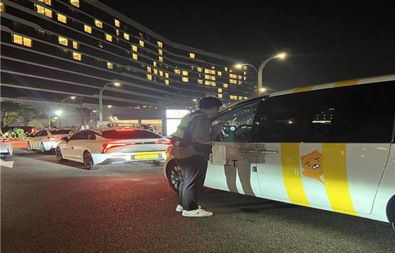 인천시는 지난 21일 인천 중구, 경찰 등과 함께 중구 영종도에 있는 인스파이어 아레나 일대에서 택시들의 불법 행위를 단속했다. 사진 인천시