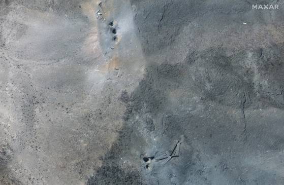 22일(현지시간) 이란 포르도 핵시설을 촬영한 위성사진에서 GBU-57 벙커버스터 폭탄이 떨어져 만들어진 것으로 추정되는 구멍들이 보인다. 총 6개의 구멍이 2개 지점에 3개씩 모여 있다. AP=연합뉴스