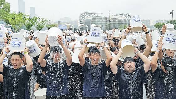 21일 서울반포한강공원 달빛광장 '2025 아이스 버킷 챌린지 런' 행사장에서 배우 양동근씨, 박보검씨, 가수 션, 개그맨 강재준씨, 이영표 축구해설위원(왼쪽부터)과 2000여 명 참가자들이 얼음물을 뒤집어쓰고 있다. 최은경 기자