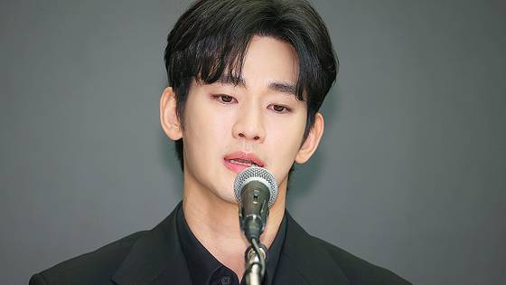 배우 김수현은 3월 31일 고 김새론이 미성년자였던 시기부터 교제했다는 의혹과 관련해 입장발표 기자회견을 하고 있다. 연합뉴스