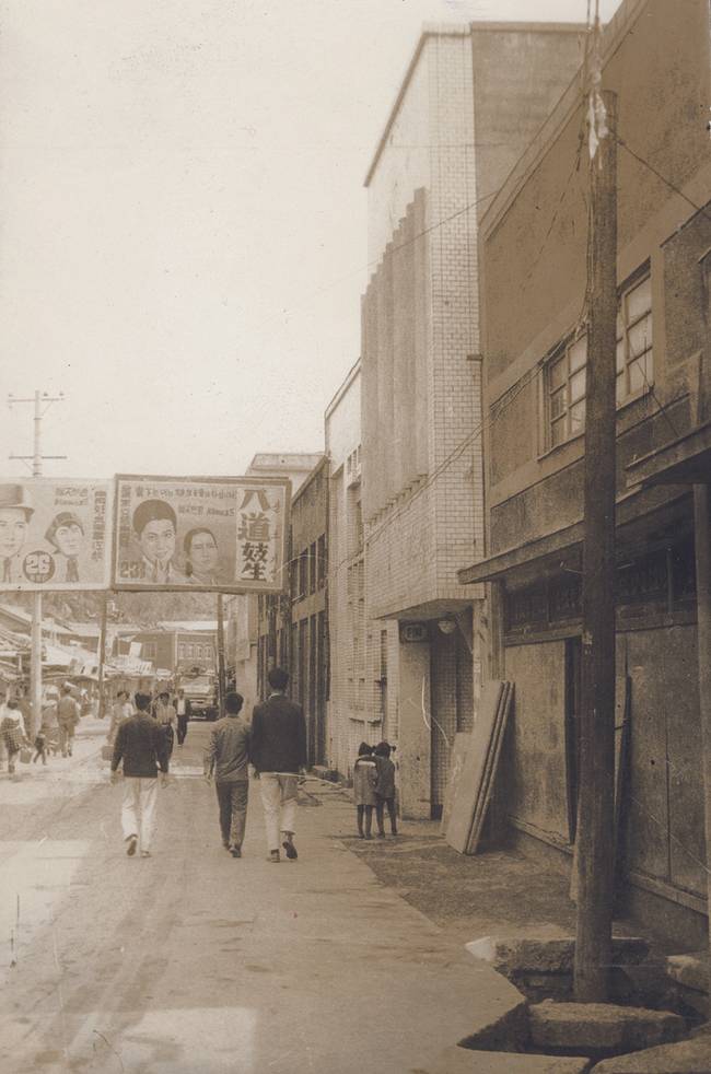 ▲ 1970년대 문화극장의 모습. 옛 포스터가 아련한 추억을 선사한다.