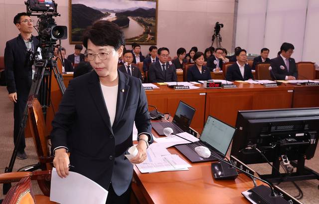 ▲ 진보당 전종덕 의원(왼쪽)이 23일 국회에서 열린 농림축산식품해양수산위원회 전체회의에서 의사진행 발언을 통해 송미령 농림축산식품부 장관 유임을 비판하며 퇴장하고 있다.  연합뉴스