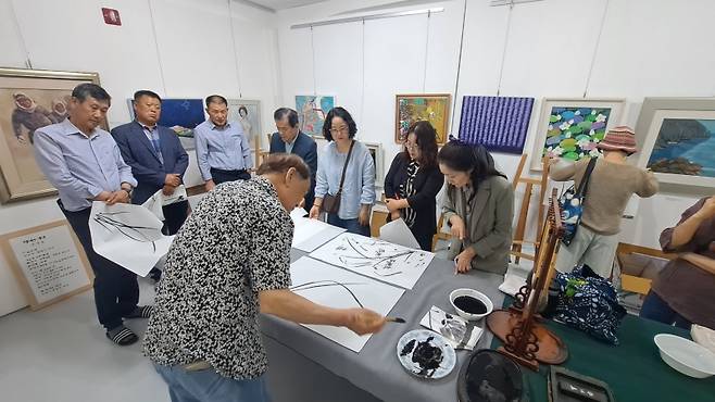 ▲ 창현 박종회 화백의 문인화 시연