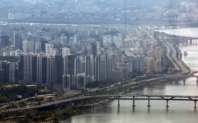 서울 송파구 서울스카이전망대에서 바라본 강남구 아파트 단지 모습. 사진=뉴스1