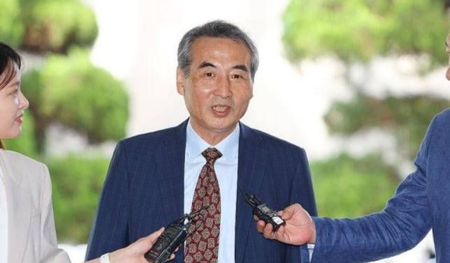 윤석열 전 대통령 부인 김건희 여사 관련 의혹을 수사하는 민중기 특별검사가 23일 서울 서초구 서초동에 마련된 임시 사무실로 출근하며 취재진 질문에 답하고 있다.  사진=연합뉴스