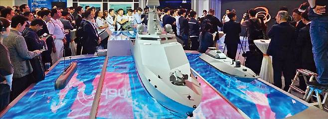 한화시스템이 지난달 28일부터 나흘간 부산 벡스코에서 열린 국제해양방위산업전 ‘마덱스 2025’에서 전투용 무인수상정을 공개했다.  한화시스템 제공