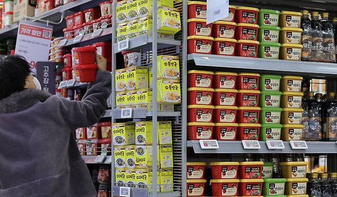 8일 서울 시내 마트에서 소비자들이 고추장을 고르고 있다./사진=한국경제신문