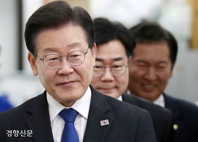 지난해 5월 당시 더불어민주당 대표였던 이재명 대통령, 원내대표였던 박찬대 의원, 최고위원이었던 정청래 의원(왼쪽부터)이 국회에서 열린 최고위원회의에 입장하고 있다. 박민규 선임기자