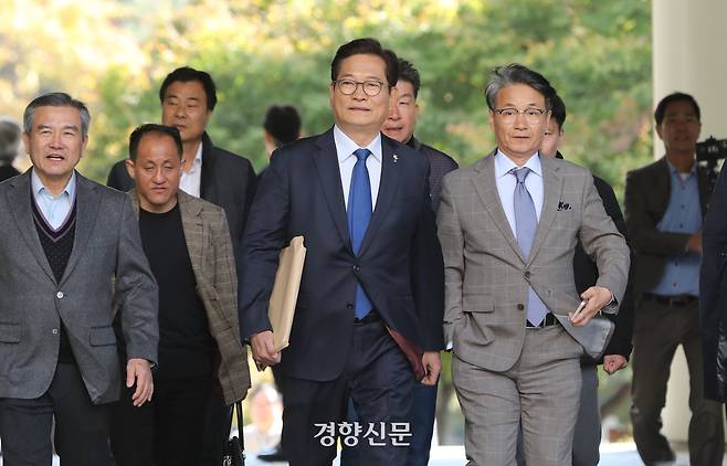 송영길 소나무당 대표가 지난해 11월6일 서울 서초구 서울중앙지법에서 열린 특정범죄가중처벌등에관한법률위반(뇌물)등 결심 공판에 출석하고 있다. 김창길 기자