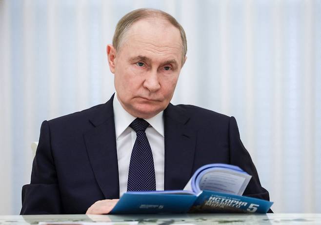 블라디미르 푸틴 러시아 대통령이 22일(현지시간) 러시아 모스크바 크렘린궁에서 회의에 참석하고 있다. 로이터연합뉴스