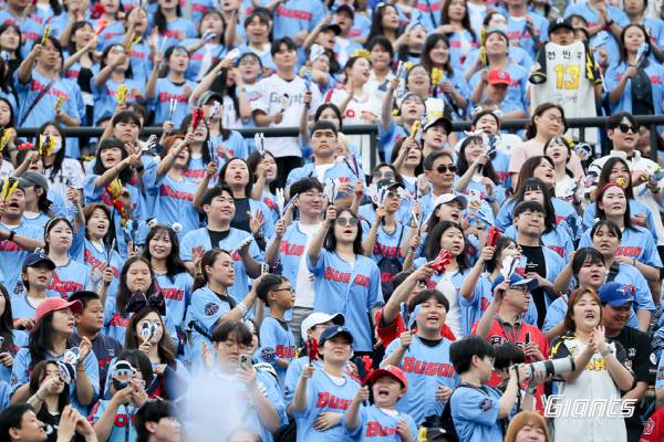 지난 23일 부산 사직구장에서 열린 삼성과 마지막 경기에 만원 관중이 모여 롯데 승리를 응원했다. 롯데 자이언츠 제공