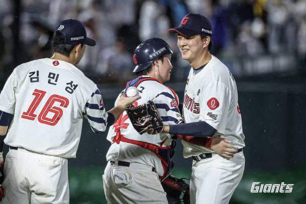 지난 21일 삼성과 첫 번째 경기에서 롯데 마무리 김원중이 3연투 속에서도 승리를 완성 지었다. 이날 김원중은 올 시즌 20번째 세이브를 올렸다. 롯데 자이언츠 제공