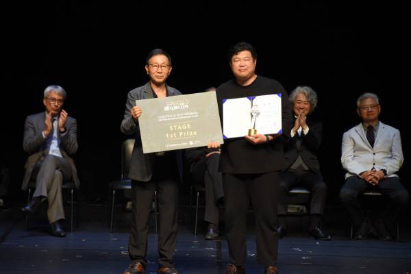 지난 22일 부산 해운대구 영화의전당에서 열린 ‘제20회 부산국제매직페스티벌’ 폐막식에서 ‘국제마술대회’ 스테이지 부문 우승자 양재혁(오른쪽)이 포즈를 취하고 있다. 부산국제매직페스티벌 제공