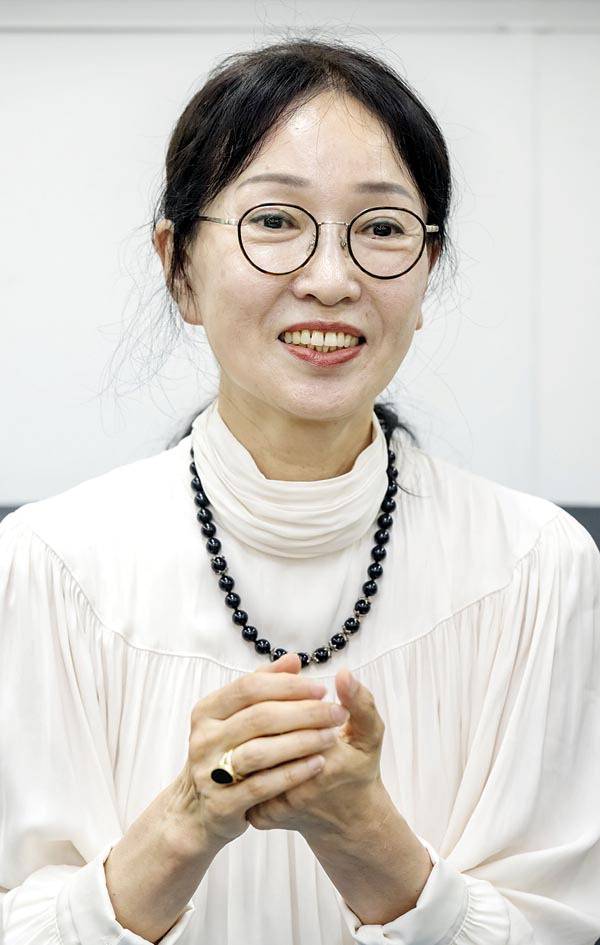 안덕자 부산아동문학인협회 회장이 지난 1월 취임 후 힘쓴 일과 앞으로 계획을 말하고 있다. 이원준 기자