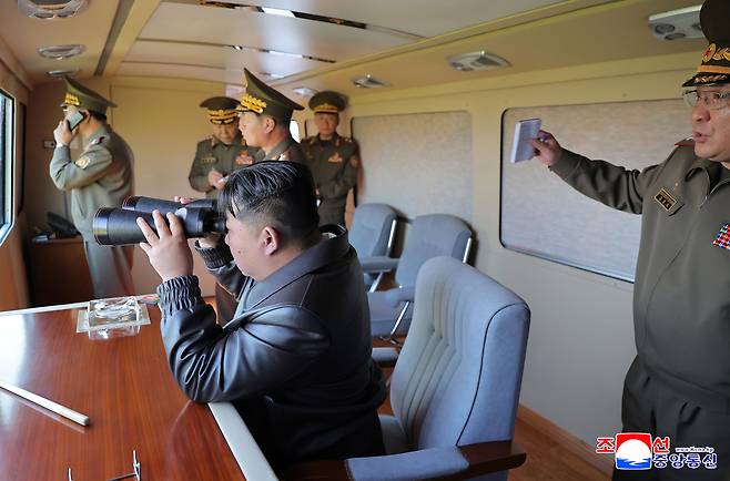 North Korean leader Kim Jong-un observes a joint strike drill involving long-range artillery and missile systems on May 8, in a photo released by the state media Korean Central News Agency the following day. [YONHAP]