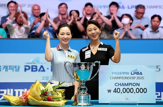 김가영(오른쪽)이 차유람을 꺾고 시즌 개막전 정상에 올랐다. PBA 제공