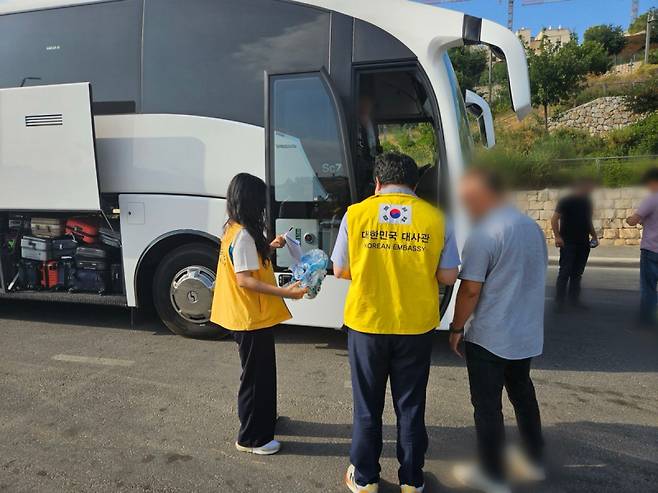 대한민국 대사관 직원이 이스라엘에서 정부 지원 버스 탑승을 안내하고 있다. 외교부 제공