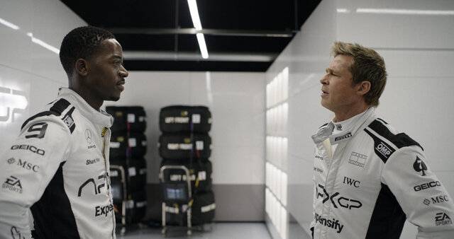 영화 ‘F1 더 무비’에서 소니 헤이스 역을 맡은 브래드 피트(오른쪽)는 MZ 신예 조슈아 피어스(댐슨 이드리스)과 사사건건 충돌한다. 이들의 성장 드라마가 주는 재미와 더불어 ‘시네마틱 레이싱’의 짜릿함을 맛볼 수 있는 영화다.   워너브러더스 코리아 제공