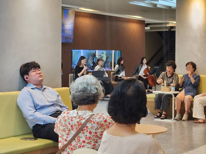 '이웃과 함께하는 앞마당음악회'에서 휴식을 취하며 클래식 음악을 감상 중인 직장인들.