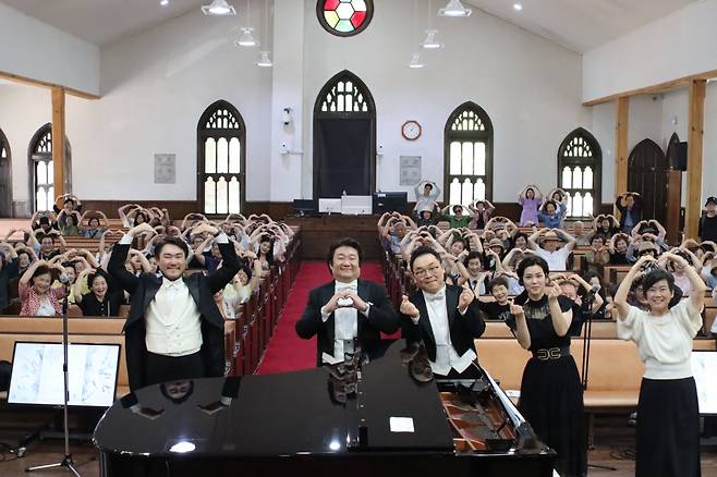 서울 정동제일교회 '정동월요정오음악회' 참석자들이 지난 9일 음악회가 끝난 뒤 손으로 하트를 만들고 있다. 정동제일교회 제공