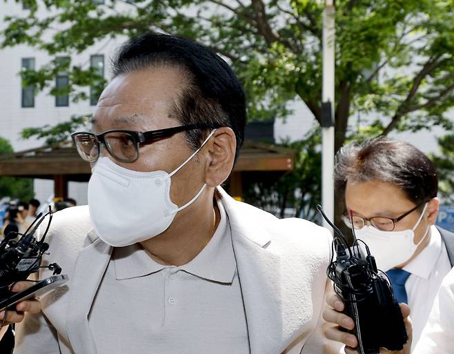 ‘건진법사’ 전성배 씨가 23일 서울 양천구 서울남부지방법원에서 열린 정치자금법 위반 혐의 사건 1심 속행 재판에 출석하기 위해 법정으로 향하고 있다. 연합뉴스