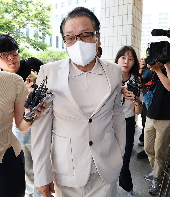 ‘건진법사’ 전성배 씨가 23일 서울 양천구 서울남부지방법원에서 열린 정치자금법 위반 혐의 사건 1심 속행 재판에 출석하기 위해 법정으로 향하고 있다. 연합뉴스