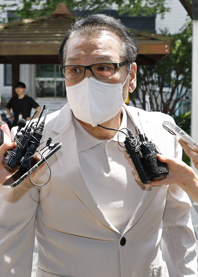 ‘건진법사’ 전성배 씨가 23일 서울 양천구 서울남부지방법원에서 열린 정치자금법 위반 혐의 사건 1심 속행 재판에 출석하기 위해 법정으로 향하고 있다. 연합뉴스